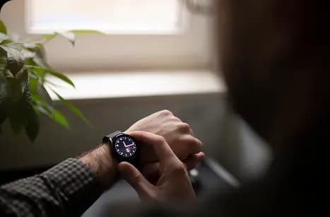 Persona mirando su reloj